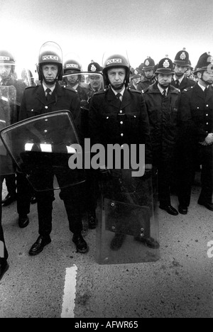 Police avec bouclier anti-émeute mineurs de charbon grève 1984 Gascoigne Wood Drift mine Yorkshire. Syndicat national des travailleurs des mines des années 1980 Royaume-Uni HOMER SYKES Banque D'Images