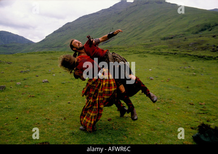 Battle of Culloden, le Clan un camp de fin de semaine écossais de reconstitution de groupe à Glen Crie. Recréation de scènes de bataille Ecosse années 1990 Royaume-Uni HOMER SYKES Banque D'Images