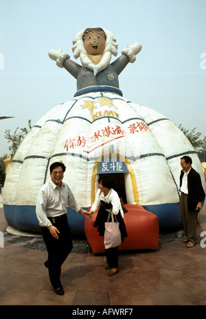 Années 1990 Beijing Chine, le parc mondial. Les touristes apprécient un château dynamique en forme d'igloo Eskimo 1998 HOMER SYKES Banque D'Images