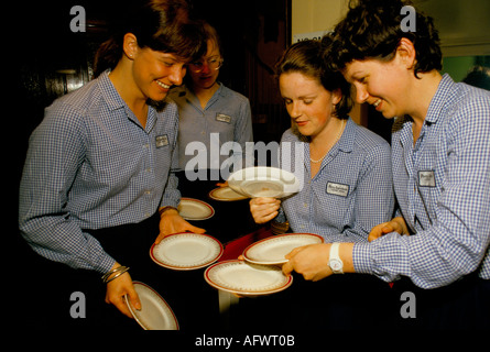 Employés occasionnels à temps partiel personnel de restauration Fishmongers Hall City of London. Avant le banquet, de nouvelles filles sont montrées comment tenir des assiettes. 1992 Banque D'Images