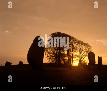 Le soleil se lève à l'aube sur Avebury, un monument néolithique de henge. Avebury Standing Stones, Wiltshire Angleterre. 1995 juin, HOMER SYKES Banque D'Images