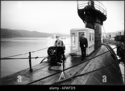 Sous-marin HMS Superb, chasseur-tueur à propulsion nucléaire de classe Swiftsure. Officiers d'équipage de la Royal Navy, capitaine de la base navale Gare Loch Scotland.2001 2000s. Banque D'Images