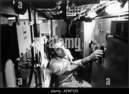 La vie quotidienne des sous-marins sur le HMS Superb, chasseur-tueur à propulsion nucléaire de classe Swiftsure. Équipage de la Royal Navy au travail. 2001 2000S HOMER SYKES Banque D'Images