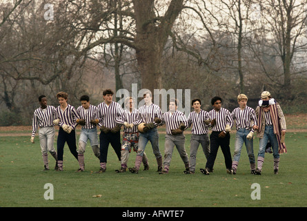 Kings Scholars Eton College Bursary garçons Wall Game. Les Collegers sont en lice au début du match annuel joué en novembre. Windsor Berkshire. Banque D'Images