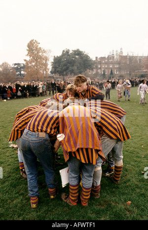 Eton College Oppidans Wall Game joue chaque année en novembre. Oppidans à la mi-temps. Windsor, Berkshire années 1985 1980 Royaume-Uni HOMER SYKES Banque D'Images