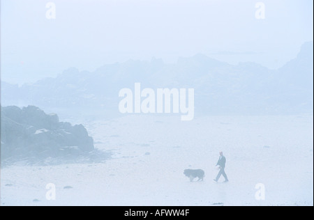 JERSEY SEA MIST ROLLS DANS LA MER AU LARGE DE ST CLEMENTS BAY. Channel Islands isles Homer Sykes Banque D'Images