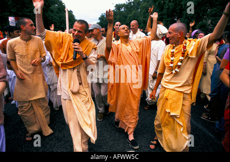 Mouvement Hare Krishna. Hindou Rathayatra ou festival chariot. Danse de dévot célébrer alors qu'ils marchent sur Park Lane Londres années 2004 2000 Royaume-Uni HOMER SYKES Banque D'Images