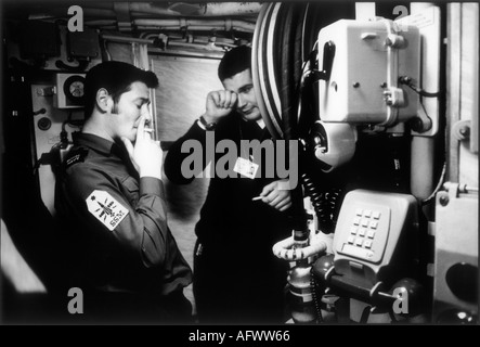 La vie quotidienne sous-marine sur HMS superbe, sous-marin de chasse nucléaire de classe Swiftsure.Équipage, officiers et capitaine de la Royal Navy.2001 2000S HOMER SYKES Banque D'Images