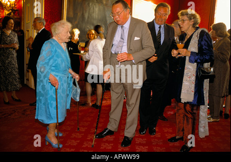 Reine Mère 2001/St James's Palace de National Trust for Scotland, réception réunion de travail des quêtes de souhaits London Uk 2000s HOMER SYKES Banque D'Images