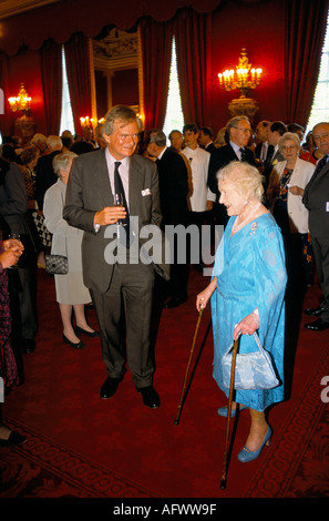 Reine Mère 2001/St James's Palace de National Trust for Scotland, réception réunion de travail des quêtes de souhaits London Uk 2000s HOMER SYKES Banque D'Images