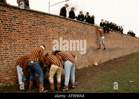 Eton College Wall Game, Oppidans dans Huddle, les garçons arrivent en grimpant sur le mur. Windsor Berkshire 1985 novembre 1980s Royaume-Uni HOMER SYKES Banque D'Images