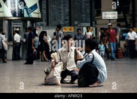 Gare de Bangkok en attente d'un train années 1990 1991 Thaïlande Asie du Sud-est.HOMER SYKES Banque D'Images