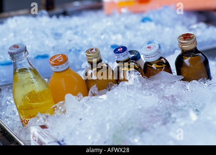 Bouteilles de boisson en vente dans le seau à glace de la gare principale de Bangkok Thaïlande Asie du Sud-est.ANNÉES 1990 1991 HOMER SYKES Banque D'Images