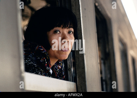 Femme regarde par la fenêtre de son train à la gare de Bangkok Thaïlande Asie du Sud-est.Années 1990 1991 HOMER SYKES Banque D'Images