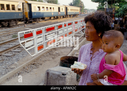 Bidonvilles les personnes vivant dans la pauvreté le long de la ligne de chemin de fer à l'extérieur de la gare principale de Bangkok mère et enfant.Thaïlande années 1990 HOMER SYKES Banque D'Images