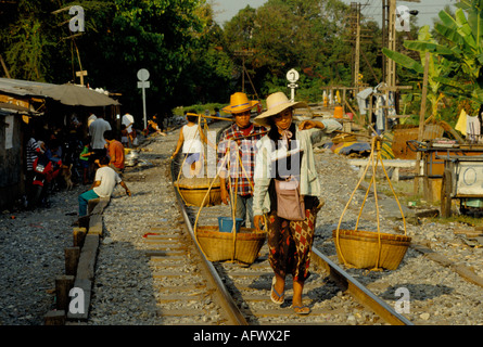 Bidonvilles personnes vivant dans la pauvreté dans un camp de squatter la ligne de chemin de fer à l'extérieur de la gare principale de Bangkok marchant dans la ville pour travailler Thaïlande ANNÉES 1990 19991 Banque D'Images