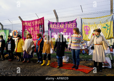 Embrassez la base, Greenham Womens Peace Camp blocus de la base aérienne américaine de missiles de croisière nucléaire de l'USAF. Greenham Common Berkshire années 1982 1980 Royaume-Uni Banque D'Images