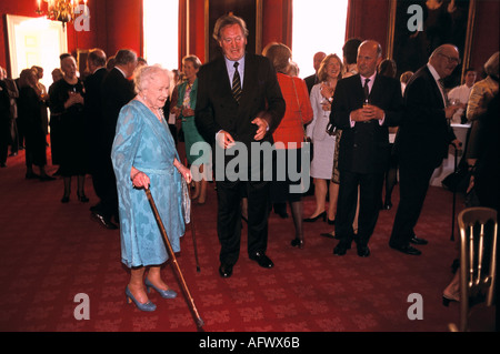 Reine Mère 2001/St James's Palace de National Trust for Scotland, réception réunion de travail des quêtes de souhaits London Uk 2000s HOMER SYKES Banque D'Images