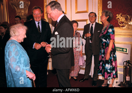 Reine Mère 2001/St James's Palace de National Trust for Scotland, réception réunion de travail des quêtes de souhaits London Uk 2000s HOMER SYKES Banque D'Images