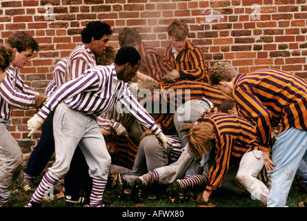 Eton College School Oppidans (R) Collegers (l) Wall Game, événement annuel le jour de St Andrews le 30 novembre. Windsor Berkshire années 1985 1980 Royaume-Uni HOMER SYKES Banque D'Images