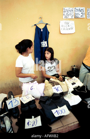 Argentine inflation 2000s. Crise économique en Argentine, BANLIEUE BOURSIÈRE TRUEQUE de Bernal, Buenos Aires. Les crédits sont utilisés à la place de l'argent 2000s 2002 Banque D'Images