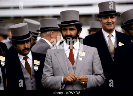 Cheikh Mohammed bin Rashid Al Maktoum Royal Ascot, annexe des membres. Avec l'entourage Berkshire Angleterre 1980s 1985 UK HOMER SYKES Banque D'Images