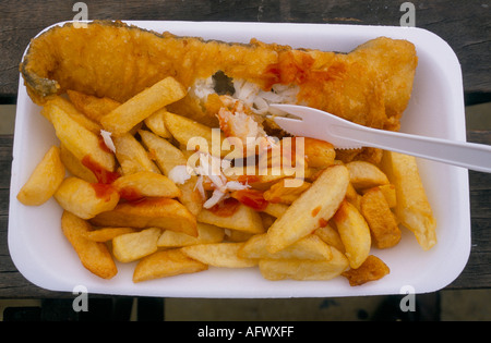 Fish and chips servis dans un plateau en plastique à usage unique cuisine anglaise traditionnelle bon marché des années 1990 HOMER SYKES Banque D'Images