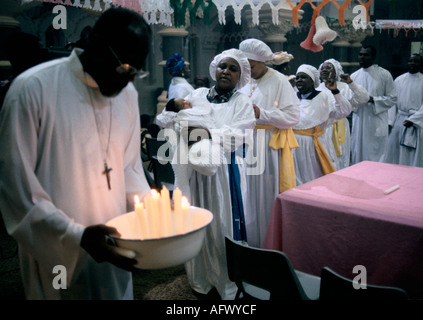 Christianisme années 1990 Royaume-Uni. Église céleste du Christ London enfant porté en procession par le milieu Esprit à la cérémonie de dénomination des bébés HOMÈRE SYKES Banque D'Images