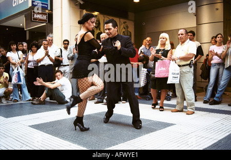 Démonstration de classe de danse de Tango dans la ville de Buenos Aires Argentine Amérique du Sud Bsa 2000 2002 HOMER SYKES Banque D'Images