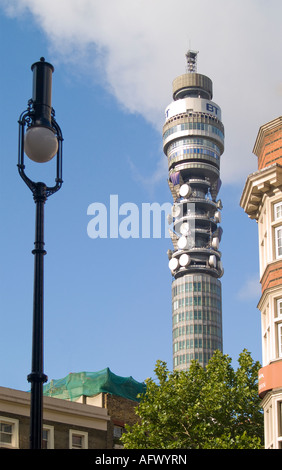 BT Tower pris de Tottenham Court Road à Londres, y compris l'Edwardian Hotel Raddisson et lampadaire. Banque D'Images