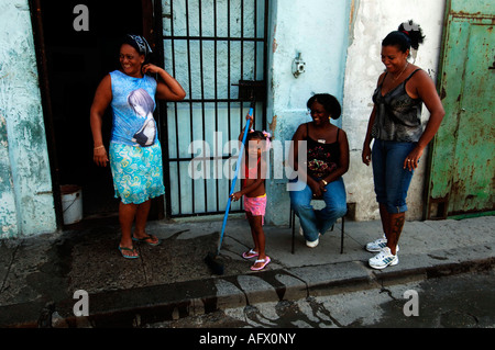 Cuba La Havane centro scènederue family sitting outdoors Banque D'Images