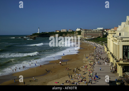 Promenade, Biarritz, France, l'Europe avec de nombreuses personnes bronzer et nager sur une journée d'été ensoleillée Banque D'Images