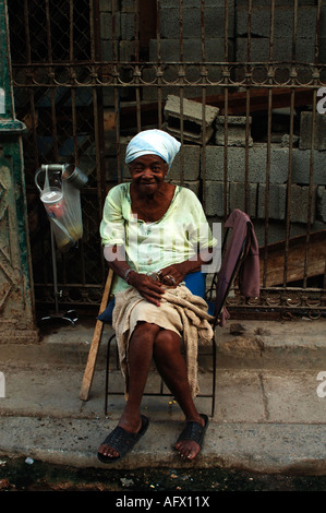 Cuba La Havane centro scènederue senior woman devant sa maison Banque D'Images