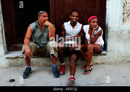 Cuba La Havane centro scènederue groupe d'amis Banque D'Images