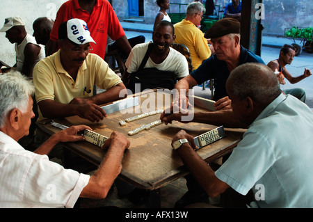 Cuba La Havane Habana Vieja hommes jouant aux le le jeu de domino Banque D'Images