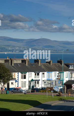 Rangée de maisons mitoyennes Garndolbenmaen ville Cricieth péninsule Lleyn Gwynedd au nord du Pays de Galles soirée d'été ; côte à distance Banque D'Images