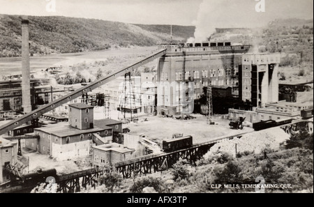 Vers les années 1940 vintage photo de la C.I.P. L'usine de papier de Témiscamingue, Québec, Canada. Lac Témiscamingue en arrière-plan. Banque D'Images