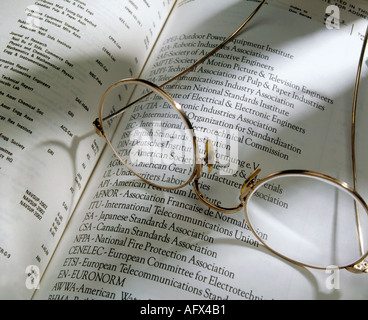 Lunettes de lecture sur le livre technique Banque D'Images