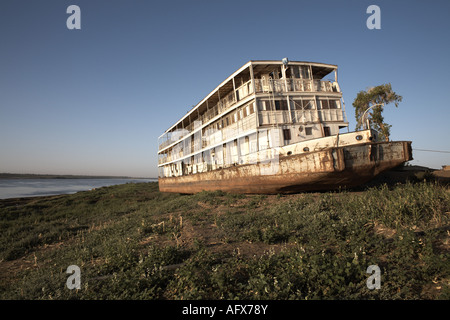 Bateau à vapeur du Nil abandonné sur le Nil à Karima, Soudan Banque D'Images