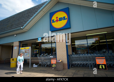 Discount Lidl supermarché - vue extérieure avec femme marche par Banque D'Images