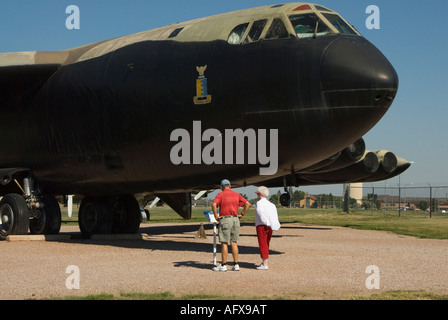 Les touristes à la recherche à un Boeing B 52D Stratofortress bombardier stratégique Banque D'Images