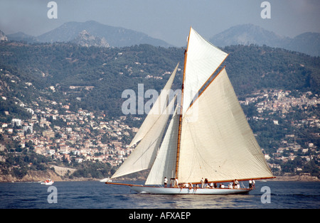 Le 15m 1909 gaff cutter Tuiga sous voiles au large de Monaco et Monte Carlo France Mer Ligurienne Mer Méditerranée Banque D'Images