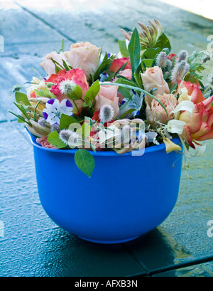 Les fleurs coupées dans un bol prêt pour l'organisation Banque D'Images