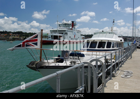 Un grand yacht à moteur cruiser à l'embouchure de la rivière medina à Cowes Yacht Haven sur l'île de Wight dans le Solent Banque D'Images