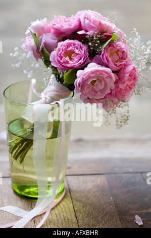 Peonieswith rose gypsophila lié au style simple bouquet mariage bouquet Banque D'Images