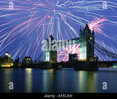 GB - LONDON : feu d'artifice au-dessus du Tower Bridge Banque D'Images