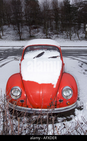 VW Coccinelle, couvertes de neige Banque D'Images