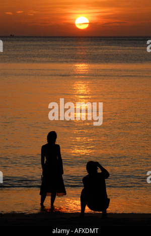 Silhouette d'un couple à la plage au coucher du soleil, Koh Lanta, Thaïlande, Asie du Sud Est Banque D'Images