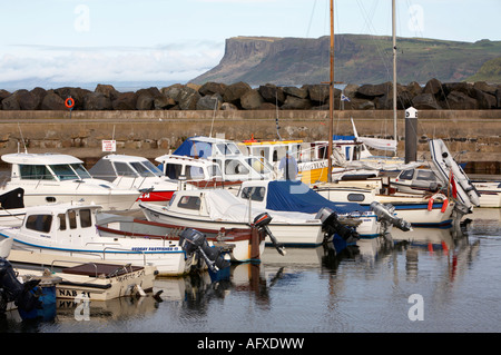 Gamme de petits bateaux de pêche et bateaux de plaisance amarrés dans la marina de Ballycastle avec juste la tête dans l'arrière-plan Banque D'Images