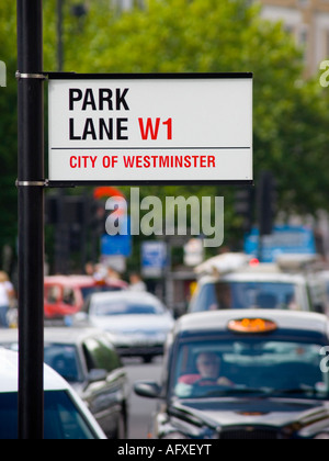 Park Lane street sign et black taxi cab à Londres en Angleterre Banque D'Images